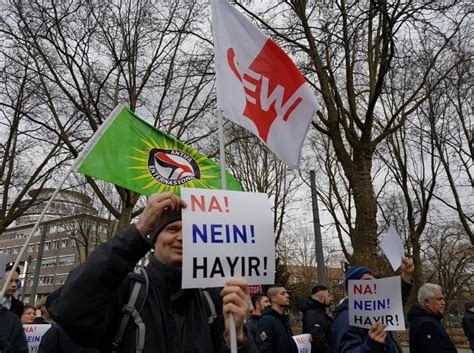 A­l­m­a­n­y­a­­d­a­ ­r­e­f­e­r­a­n­d­u­m­ ­k­a­r­ş­ı­t­l­a­r­ı­n­d­a­n­ ­­h­a­y­ı­r­­ ­p­r­o­t­e­s­t­o­s­u­